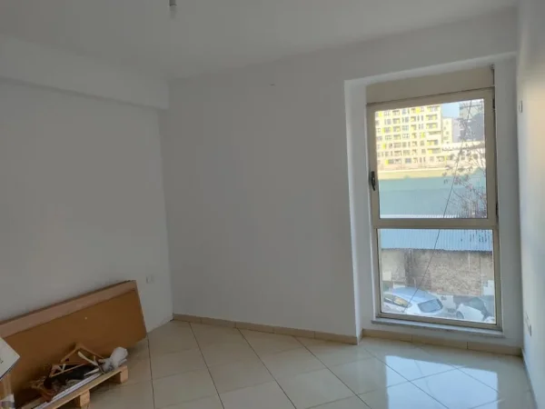 Tirane, jepet me qera zyre Kati 1, 94 m² 700 € (rruga e kavajes)