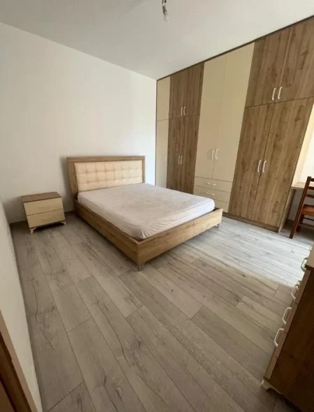 Tirane, jepet me qera apartament 2+1+Ballkon Kati 4, 103 m² 500 € 