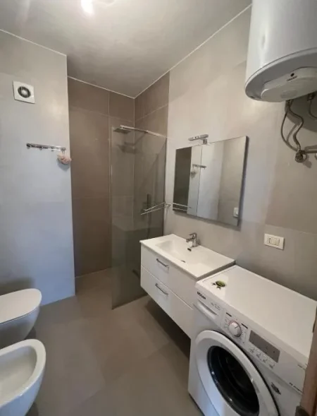 Tirane, jepet me qera apartament 2+1+Ballkon Kati 4, 103 m² 500 € 