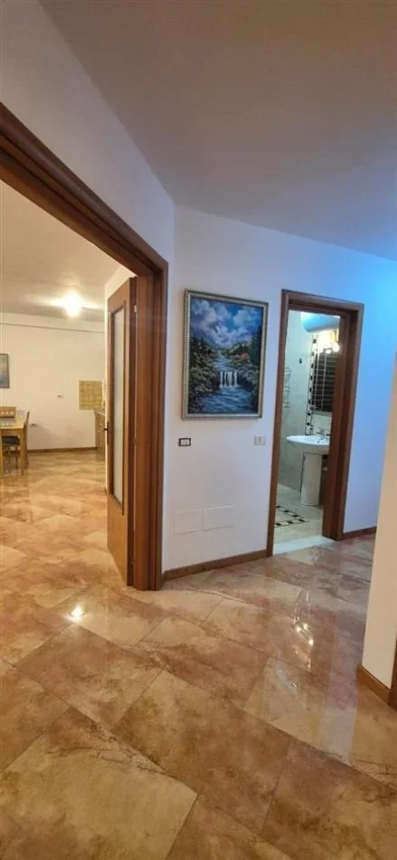 Tirane, jepet me qera apartament 3+1+Ballkon Kati 4, 130 m² 1.100 € (Ish-Ekspozita)