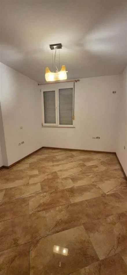 Tirane, jepet me qera apartament 3+1+Ballkon Kati 4, 130 m² 1.100 € (Ish-Ekspozita)