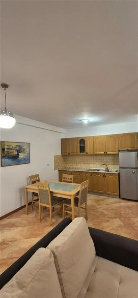Tirane, jepet me qera apartament 3+1+Ballkon Kati 4, 130 m² 1.100 € (Ish-Ekspozita)