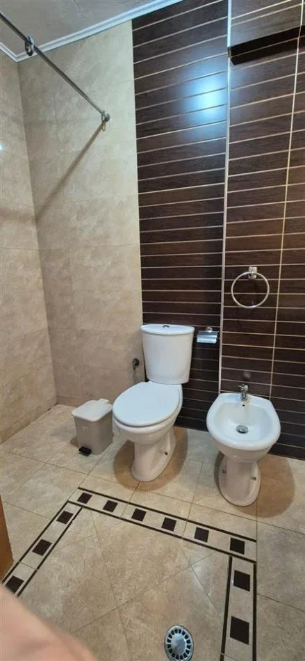 Tirane, jepet me qera apartament 3+1+Ballkon Kati 4, 130 m² 1.100 € (Ish-Ekspozita)