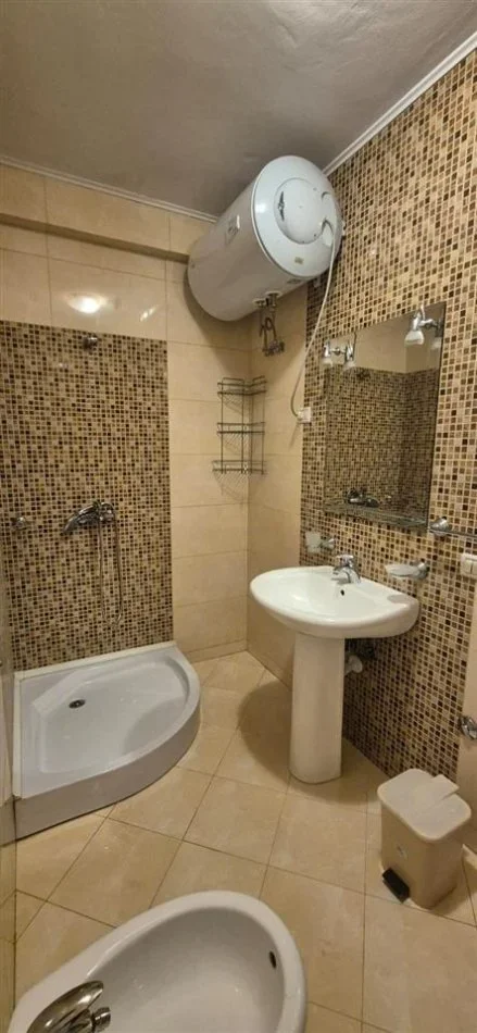 Tirane, jepet me qera apartament 3+1+Ballkon Kati 4, 130 m² 1.100 € (Ish-Ekspozita)