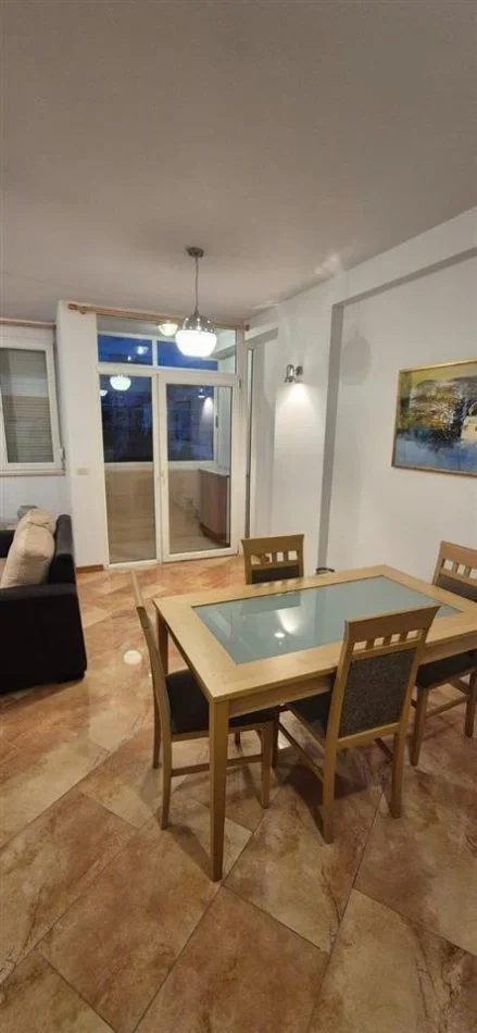 Tirane, jepet me qera apartament 3+1+Ballkon Kati 4, 130 m² 1.100 € (Ish-Ekspozita)
