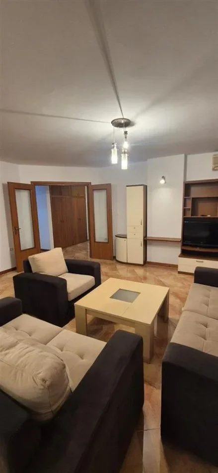 Tirane, jepet me qera apartament 3+1+Ballkon Kati 4, 130 m² 1.100 € (Ish-Ekspozita)