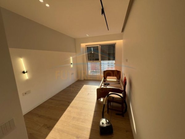 Tirane, jepet me qera apartament 2+1+Ballkon Kati 8, 83 m² 500 € (Bulevardi i Ri)