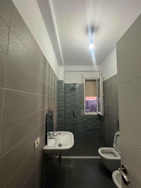 Tirane, jepet me qera apartament 3+1 Kati 9, (Ish Fusha e Aviacionit)