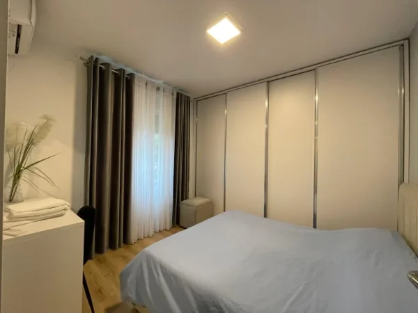 Tirane, jepet me qera apartament 1+1 , 59 m² 683.867.955 € (5 Maji)