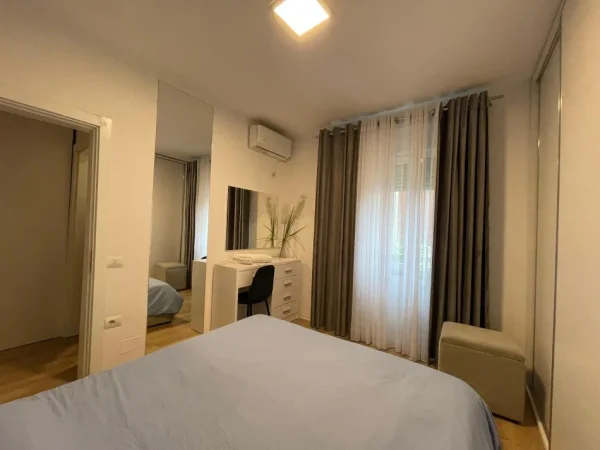Tirane, jepet me qera apartament 1+1 , 59 m² 683.867.955 € (5 Maji)