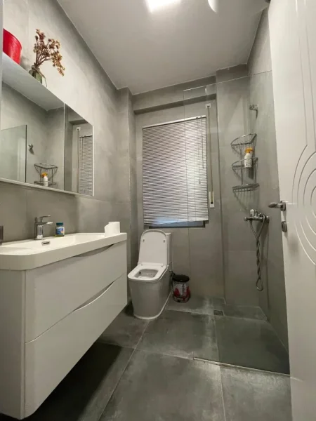 Tirane, jepet me qera apartament 1+1 , 59 m² 683.867.955 € (5 Maji)