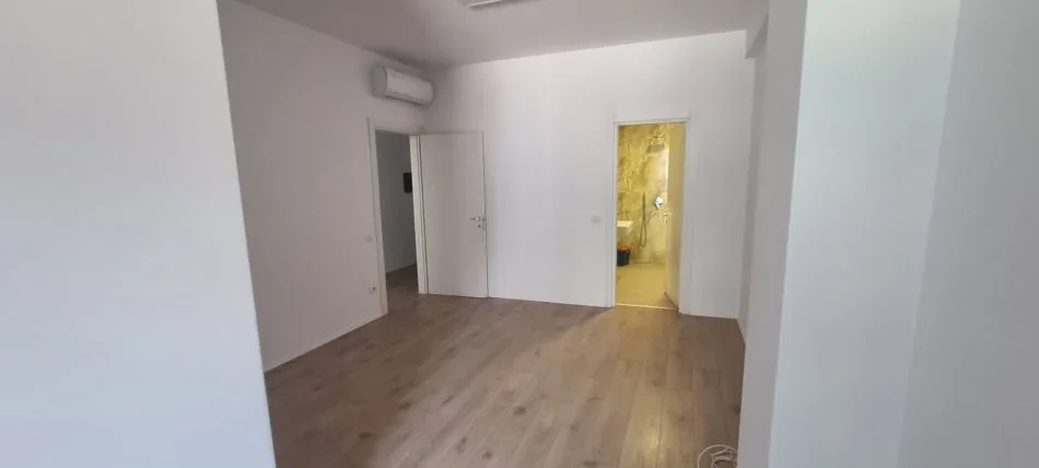 Tirane, jepet me qera apartament 2+1+Aneks+Ballkon Kati 4, 117 m² 1.250 € (bllok)