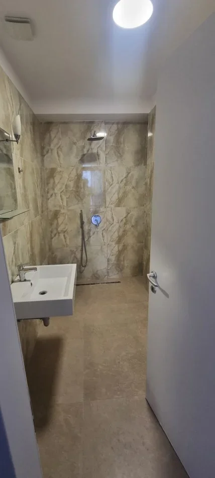 Tirane, jepet me qera apartament 2+1+Aneks+Ballkon Kati 4, 117 m² 1.250 € (bllok)