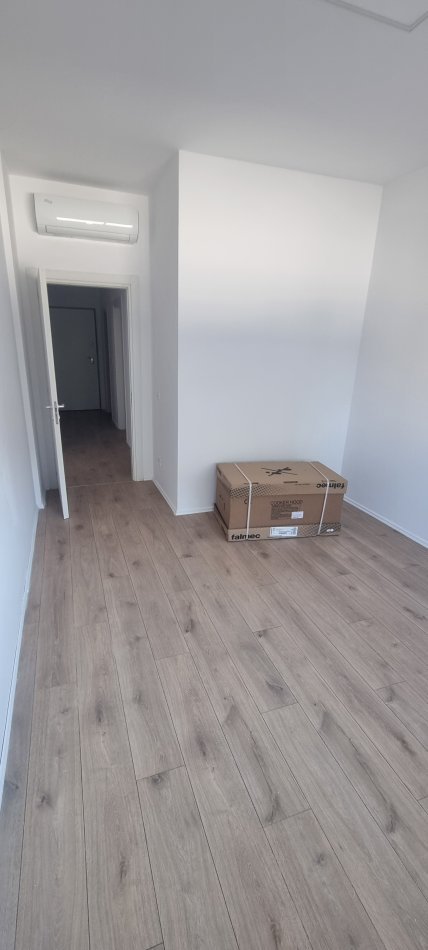 Tirane, jepet me qera zyre Kati 4, 117 m² 1.250 € (bllok)