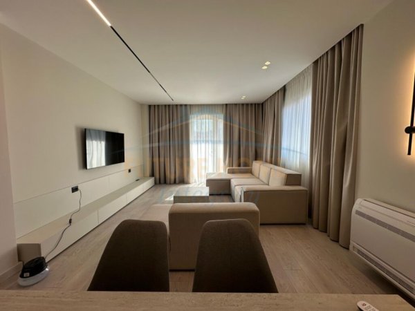 Tirane, jepet me qera apartament 2+1+Ballkon Kati 8, 115 m² 1.200 € (Komuna e Parisit)