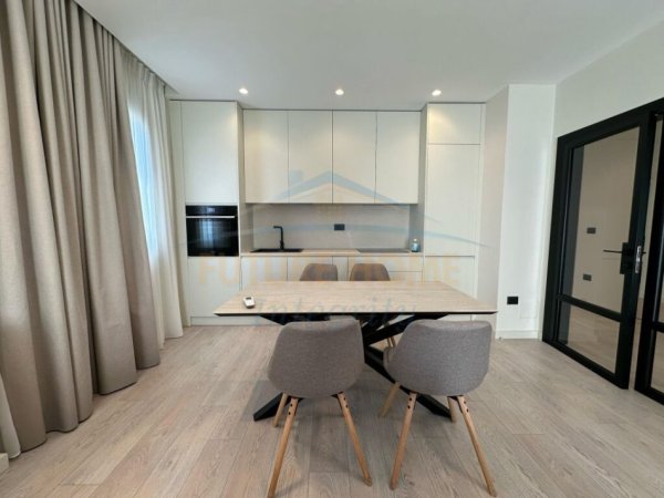 Tirane, jepet me qera apartament 2+1+Ballkon Kati 8, 115 m² 1.200 € (Komuna e Parisit)