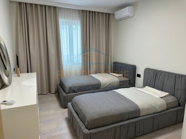 Tirane, jepet me qera apartament 2+1+Ballkon Kati 8, 115 m² 1.200 € (Komuna e Parisit)