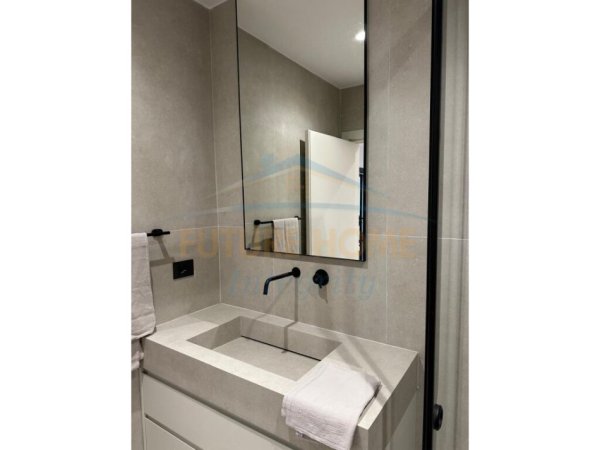 Tirane, jepet me qera apartament 2+1+Ballkon Kati 8, 115 m² 1.200 € (Komuna e Parisit)
