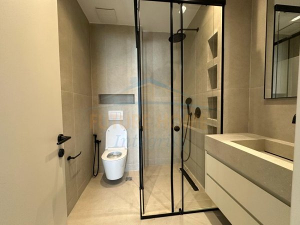 Tirane, jepet me qera apartament 2+1+Ballkon Kati 8, 115 m² 1.200 € (Komuna e Parisit)