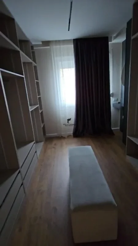 Tirane, jepet me qera apartament 2+1+Ballkon Kati 7, 110 m² 1.200 € (KOMUNA E PARISIT)