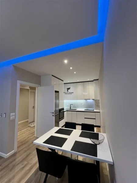 Tirane, jepet me qera apartament 1+1+Ballkon Kati 2, 73 m² 900 € (KOMUNA E PARISIT)