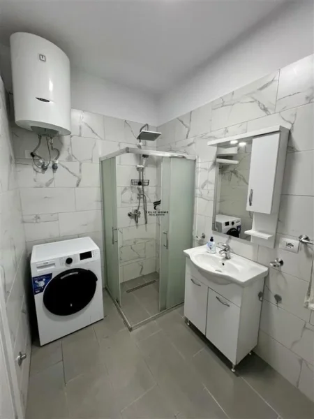 Tirane, jepet me qera apartament 1+1+Ballkon Kati 2, 73 m² 900 € (KOMUNA E PARISIT)