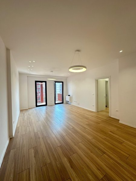 Tirane, jepet me qera apartament 3+1 Kati 3, 160 m² 1.600 € (Garden Building)