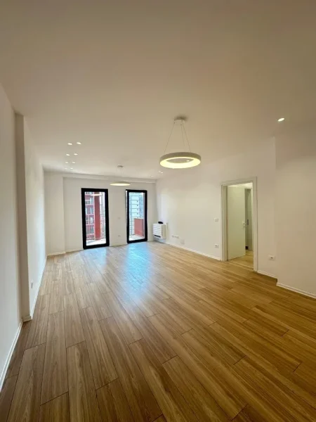 Tirane, jepet me qera apartament 3+1 Kati 3, 160 m² 1.600 € (Garden Building)