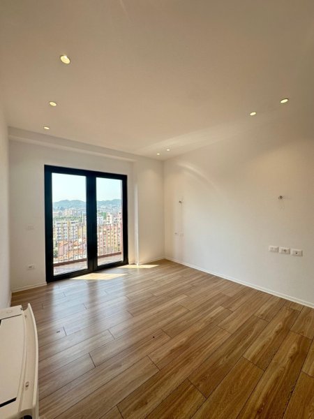 Tirane, jepet me qera apartament 3+1 Kati 3, 160 m² 1.600 € (Garden Building)