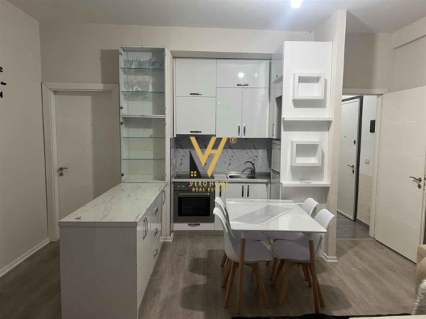 Tirane, jepet me qera apartament 3+1+Ballkon Kati 9, 95 m² 600 € (ISH FUSHA E AVIACIONIT)