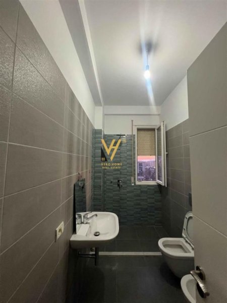 Tirane, jepet me qera apartament 3+1+Ballkon Kati 9, 95 m² 600 € (ISH FUSHA E AVIACIONIT)