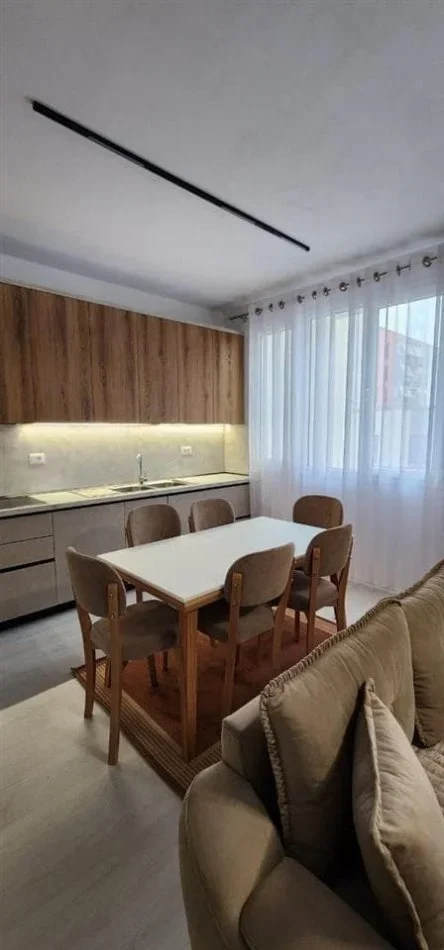 Tirane, jepet me qera apartament 2+1+Ballkon Kati 3, 100 m² 700 € (FUSHA E AVIACIONIT)
