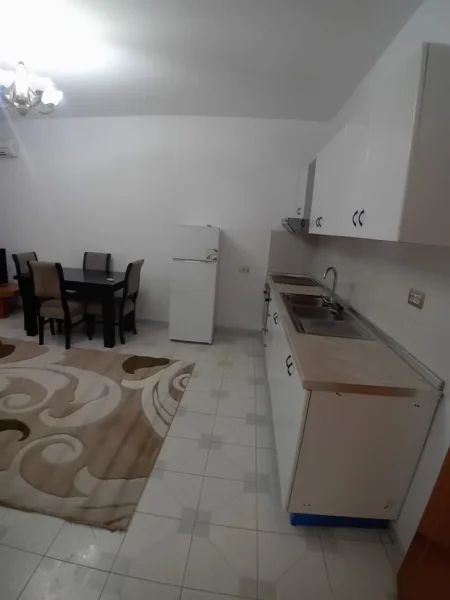 Tirane, jepet me qera Vile 1+1+Ballkon Kati 2, 77 m² 370€ (5 MAJI)