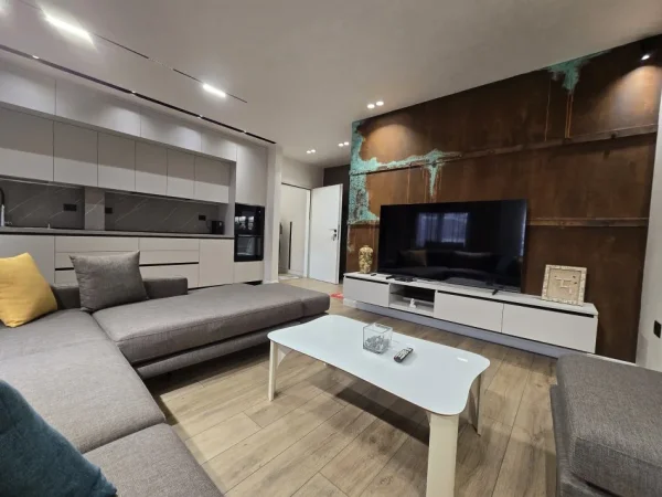 Tirane, jepet me qera apartament 2+1 , 80 m² 550 € (Kombinat)