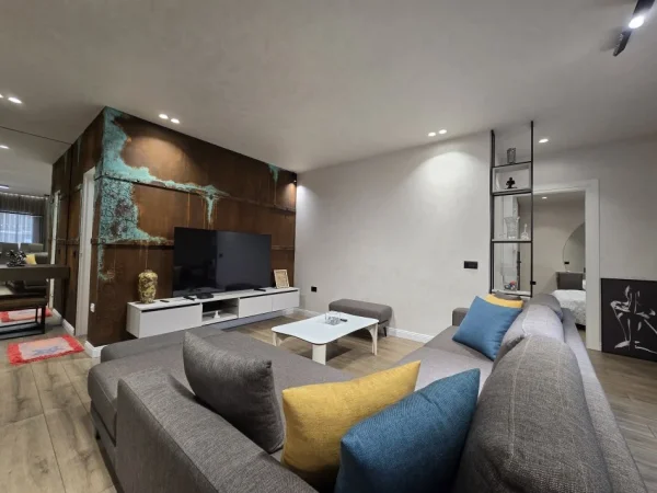 Tirane, jepet me qera apartament 2+1 , 80 m² 550 € (Kombinat)