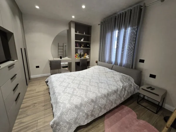 Tirane, jepet me qera apartament 2+1 , 80 m² 550 € (Kombinat)
