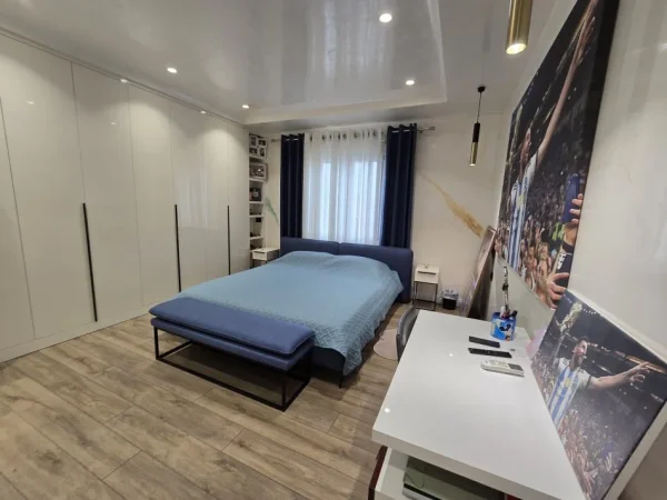 Tirane, jepet me qera apartament 2+1 , 80 m² 550 € (Kombinat)