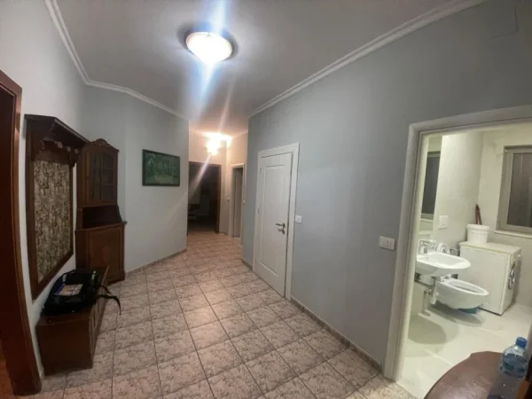 Tirane, jap me qera apartament 2+1+Ballkon Kati 2, 114 m² (Ish Tregu Elektrik)