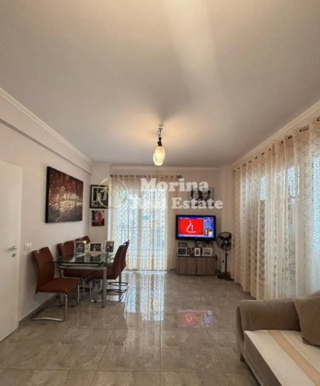 Tirane, jepet me qera apartament duplex 1+1+Ballkon Kati 2, 70 m² 600 € (Oxhaku)