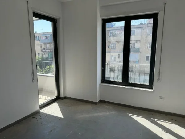 Tirane, jap me qera zyre Kati 2, 60 m² (afer Stacionit te Trenit, fillimi i Bulevardit te Ri)