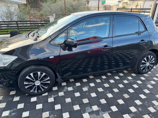 Tirane, shitet makine Toyota Auris Nafte, e zeze automatik Kondicioner 189.000 km 6.500 €