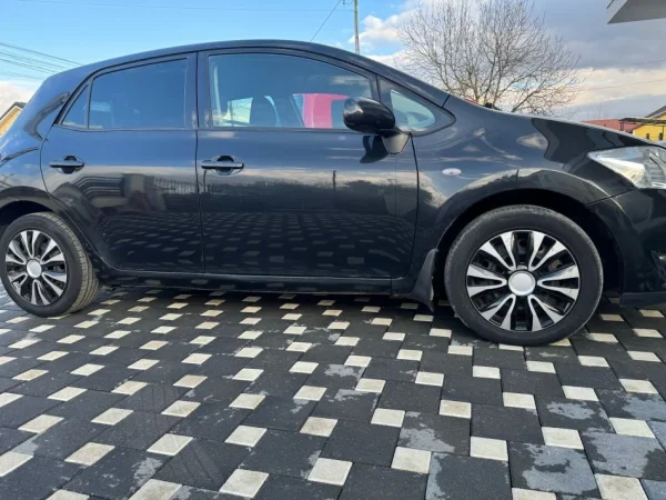 Tirane, shitet makine Toyota Auris Nafte, e zeze automatik Kondicioner 189.000 km 6.500 €