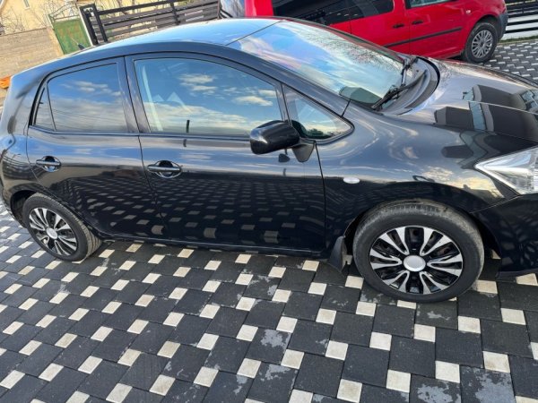 Tirane, shitet makine Toyota Auris Nafte, e zeze automatik Kondicioner 189.000 km 6.500 €