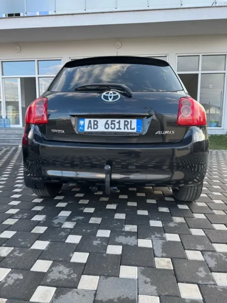 Tirane, shitet makine Toyota Auris Nafte, e zeze automatik Kondicioner 189.000 km 6.500 €