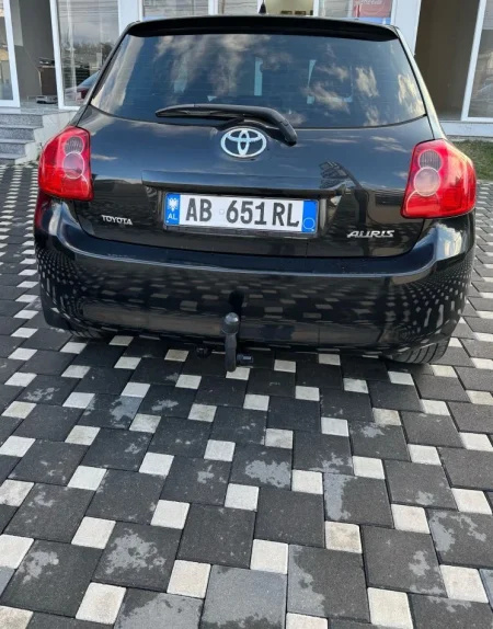Tirane, shitet makine Toyota Auris Nafte, e zeze automatik Kondicioner 189.000 km 6.500 €