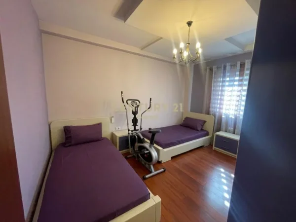 Tirane, shitet apartament 2+1 , 100 m² 200.000 € (Perball Martenitetit te Ri, Bryl)