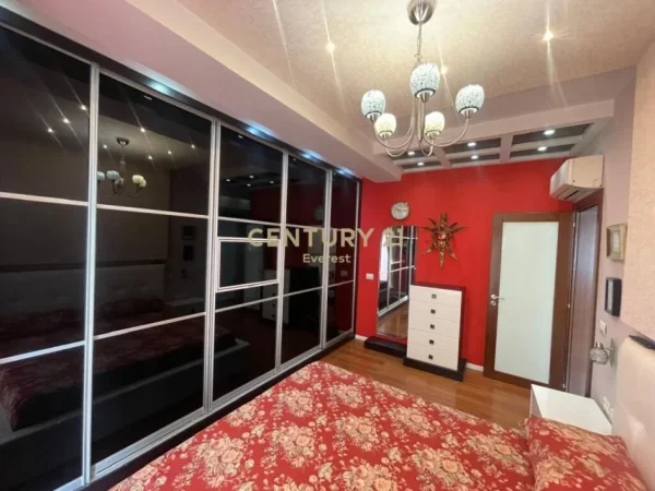 Tirane, shitet apartament 2+1 , 100 m² 200.000 € (Perball Martenitetit te Ri, Bryl)