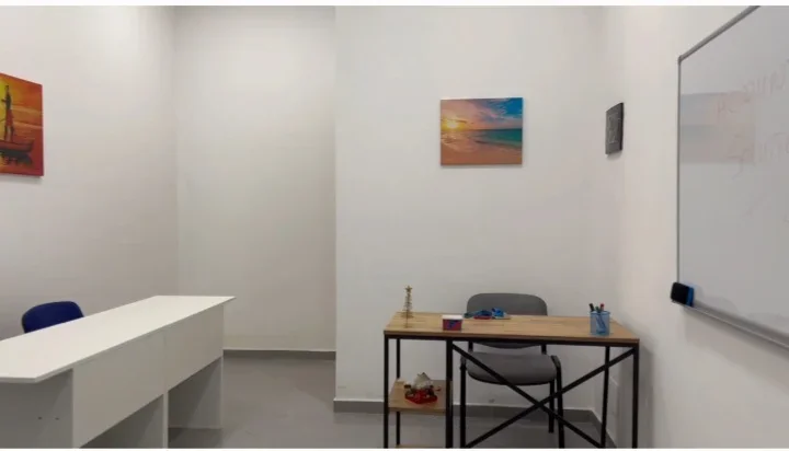 Tirane, jepet me qera zyre Kati 1, 16 m² 120 € (Kompleksi Magnet)