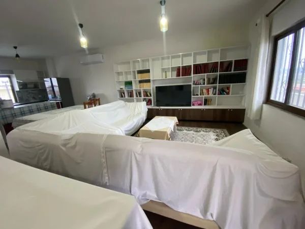 Durres, jepet me qera Vile 2+1 Kati 2, 145 m² 300 € (Apartamenti ndodhet ne hyrje te Durresit)