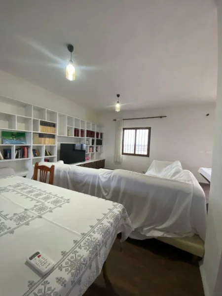 Durres, jepet me qera Vile 2+1 Kati 2, 145 m² 300 € (Apartamenti ndodhet ne hyrje te Durresit)